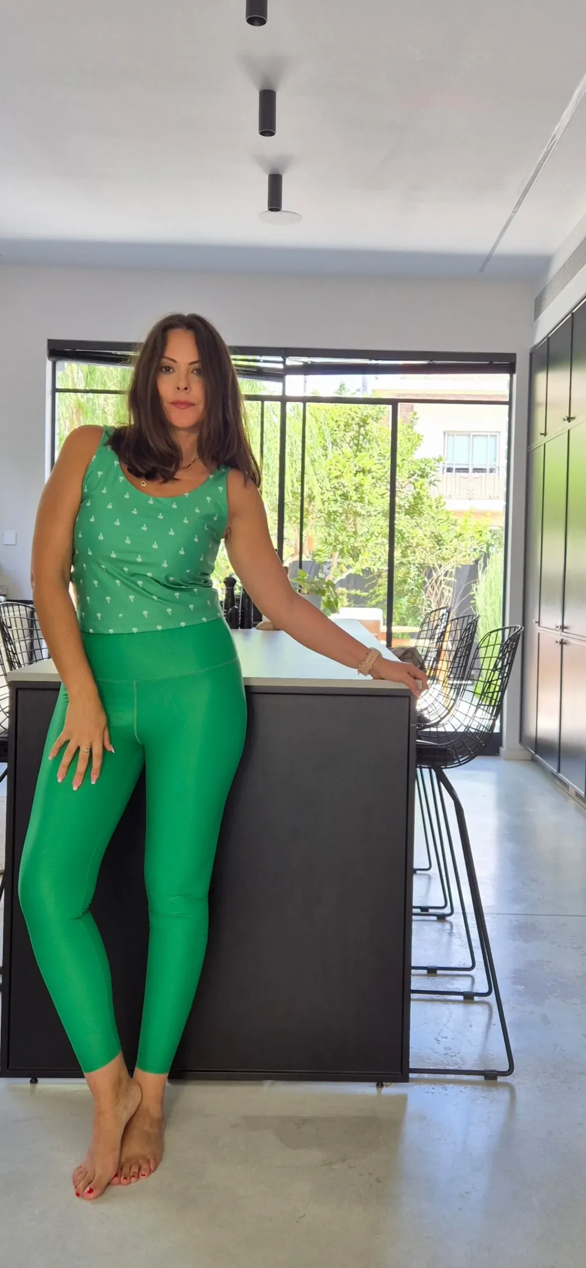 גופיית אנה ירוקה עם הדפס דקלים